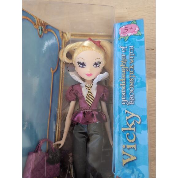 Regal Academy Doll Vicky (Broomstick) Granddaughter Of Witch New In Box - Picture 6 of 7